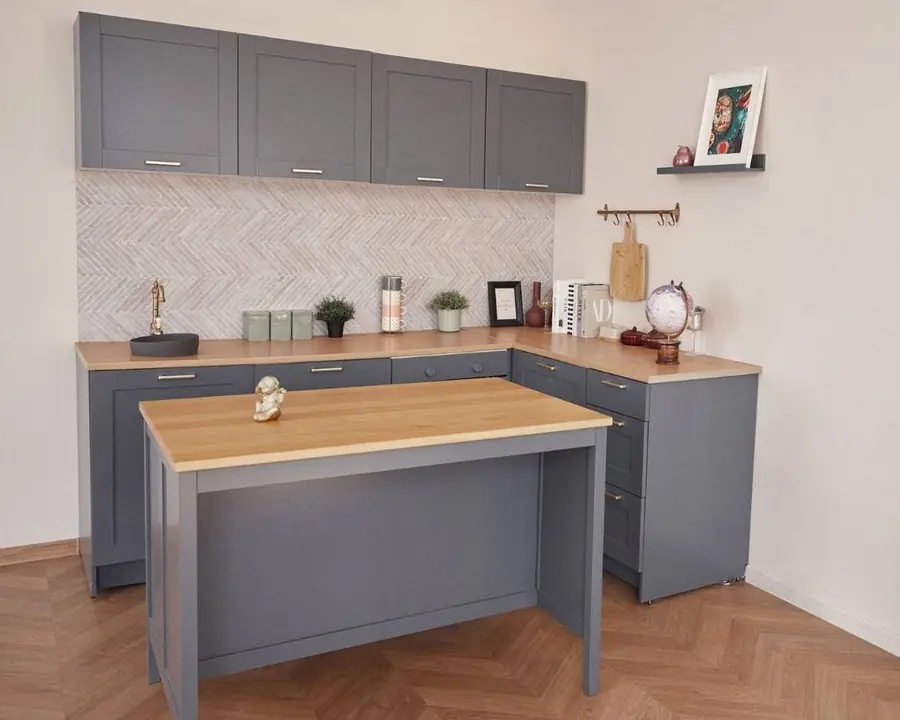 Home Chic virtuve ar koka darbvirsmu