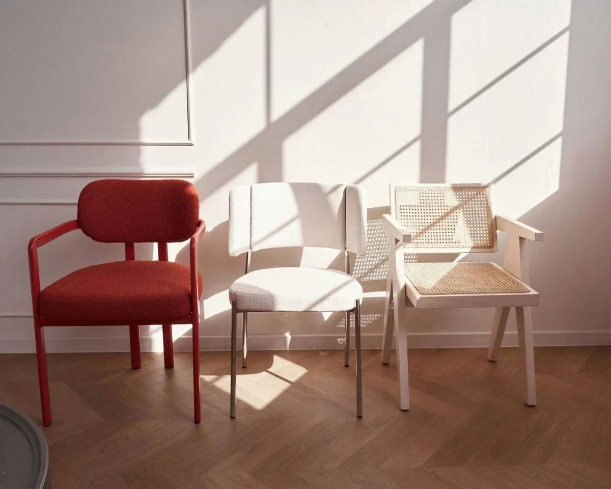 Home Chic zona ar dizaina krēsliem saules gaismā